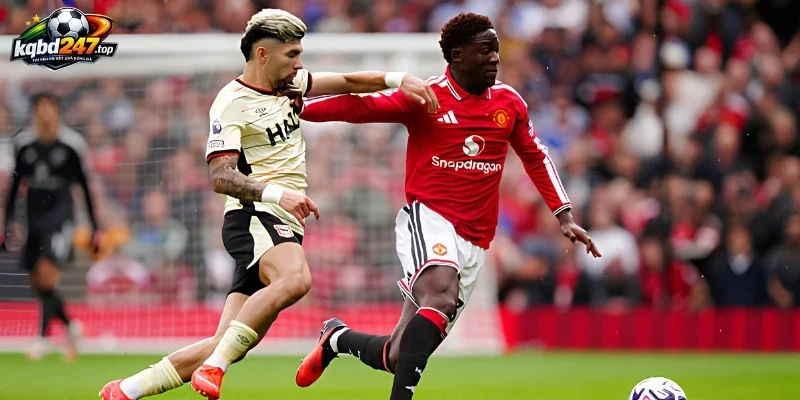 Mainoo Trở Thành Điểm Sáng Trong Man Utd Nhiều Biến Động 3 Mainoo di chuyển và kiến tạo nhịp trận thông minh